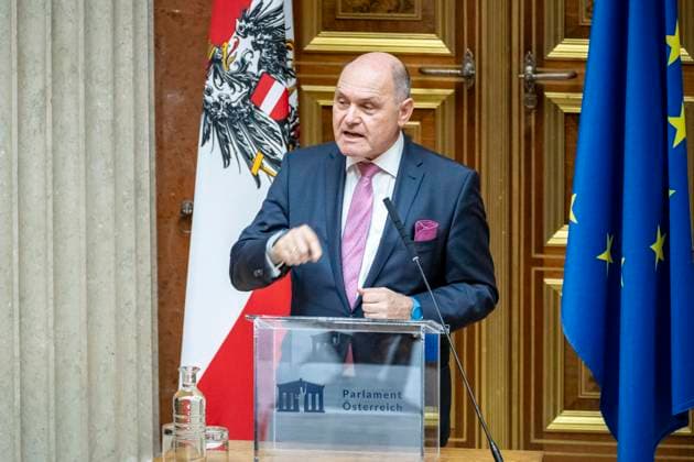 Wien, Österreich. 18. Dezember 2023. 1. Nationalratspräsident Wolfgang Sobotka spricht beim Weihnachtskonzert im historischen Sitzungssaal der Bundesversammlung anlässlich des Schwerpunktes Ehrenamt.