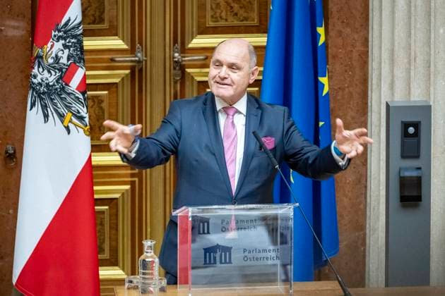 Wien, Österreich. 18. Dezember 2023. 1. Nationalratspräsident Wolfgang Sobotka spricht beim Weihnachtskonzert im historischen Sitzungssaal der Bundesversammlung anlässlich des Schwerpunktes Ehrenamt.