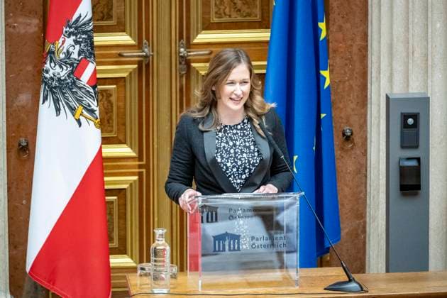 Wien, Österreich. 18. Dezember 2023. Claudia Plakolm, Staatssekretärin für Jugendangelegenheiten und Zivildienstagenden, spricht beim Weihnachtskonzert im historischen Sitzungssaal der Bundesversammlung anlässlich des Schwerpunktes Ehrenamt.