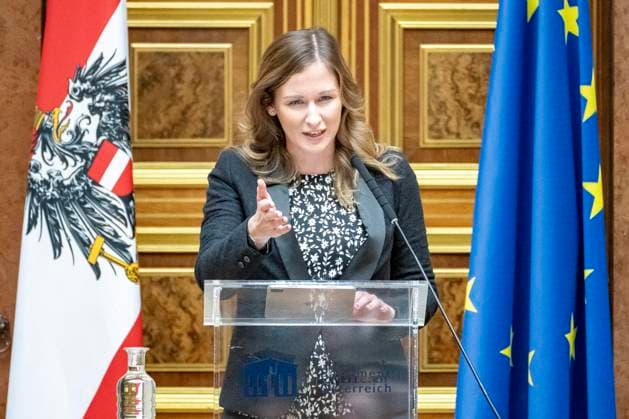 Wien, Österreich. 18. Dezember 2023. Claudia Plakolm, Staatssekretärin für Jugendangelegenheiten und Zivildienstagenden, spricht beim Weihnachtskonzert im historischen Sitzungssaal der Bundesversammlung anlässlich des Schwerpunktes Ehrenamt.