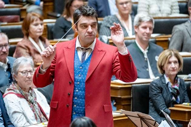 Wien, Österreich. 18. Dezember 2023. Österreichischer Blasmusikverband, dirigiert von Bernhard Thain, Landesobmann Niederösterreichischer Blasmusikverband, sorgt für Musikalische Umrahmung beim Weihnachtskonzert im historischen Sitzungssaal der Bundesversammlung anlässlich des Schwerpunktes Ehrenamt.
