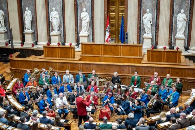 Wien, Österreich. 18. Dezember 2023. Österreichischer Blasmusikverband sorgt für Musikalische Umrahmung beim Weihnachtskonzert im historischen Sitzungssaal der Bundesversammlung anlässlich des Schwerpunktes Ehrenamt.