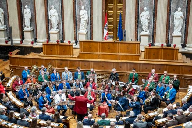 Wien, Österreich. 18. Dezember 2023. Österreichischer Blasmusikverband sorgt für Musikalische Umrahmung beim Weihnachtskonzert im historischen Sitzungssaal der Bundesversammlung anlässlich des Schwerpunktes Ehrenamt.
