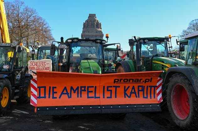 News Themen der Woche KW51 News Bilder des Tages Leipzig - Hunderte Bauern demonstrieren gegen Ampel-Regierung: Menschen am Straßenrand solidarisieren sich (Teil 3) 18.12.2023 gegen 11 Uhr Leipzig, Völkerschlachtdenkmal Am Montag demonstrierten in Leipzig mehr als 300 Bauern aus Sachsen und Sachsen-Anhalt gegen höhere Treibstoffpreise. Für die Groß-Demo des Bauernverbands sind zahlreiche Landwirte mit ihren Traktoren in die sächsische Messestadt gereist. Auslöser des Protests sind Pläne der Ampelkoalition, die Agrardieselsubventionen sowie die Kfz-Steuerbefreiung zu streichen. Am Völkerschlachtdenkmal sammelten sich die Bauern, um gemeinsam eine Kundgebung abzuhalten und sich auszutauschen. Leipzig Sachsen Deutschland *** Leipzig Hundreds of farmers demonstrate against traffic Copyright: xEHLxMedia Erik-HolmxLanghofx 231218_bauernprotest-leipzig_30