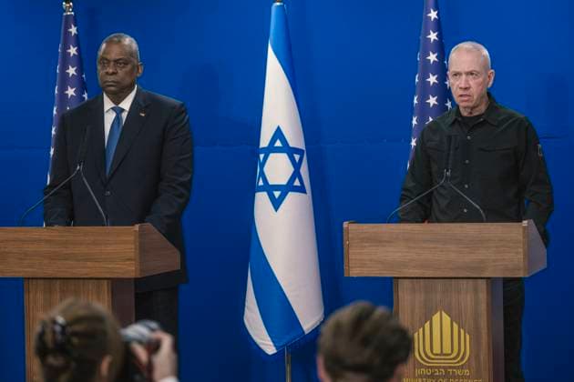 News Themen der Woche KW51 News Bilder des Tages December 18, 2023, Tel Aviv, Israel: U.S. Secretary of Defense Lloyd Austin, left, listens to a question during a joint press conference with Israeli Defense Minister Yoav Gallant, right, following their bilateral meeting, December 18, 2023 in Tel Aviv, Israel. Tel Aviv Israel - ZUMAp138 20231218_zaa_p138_008 Copyright: xChadxMcneeley Dodx