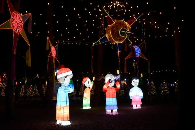 December 18, 2023, Mexico City, Mexico: Tourists take advantage of the Christmas holidays to enjoy the Christmas village in the largest Christmas theme park in Latin America Brilla Fest, A Christmas in the Forest , it has giant illuminated figures and themed areas and a special Winter Lantern theme park elaborated by Chinese artisans. on December 18, 2023 in Mexico City, Mexico Mexico City Mexico - ZUMAe321 20231218_zia_e321_032 Copyright: xCarlosxTischlerx
