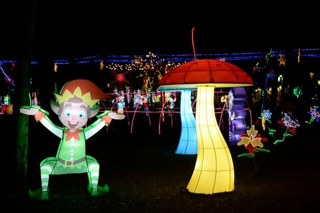 December 18, 2023, Mexico City, Mexico: Tourists take advantage of the Christmas holidays to enjoy the Christmas village in the largest Christmas theme park in Latin America Brilla Fest, A Christmas in the Forest , it has giant illuminated figures and themed areas and a special Winter Lantern theme park elaborated by Chinese artisans. on December 18, 2023 in Mexico City, Mexico Mexico City Mexico - ZUMAe321 20231218_zia_e321_037 Copyright: xCarlosxTischlerx