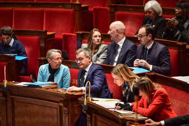 Motion De Censure About The 2024 Finance Bill (PLF) - Paris French Prime Minister Elisabeth Borne (L) speaks with French Interior Minister Gerald Darmanin (2L) during a debate on a vote of no confidence (motion de censure) about the 2024 Finance Bill (PLF) at the National Assembly in Paris on December 18, 2023. Photo by Firas Abdullah ABACAPRESS.COM Paris Ile-de-France France  Copyright: xAbdullahxFiras ABACAx