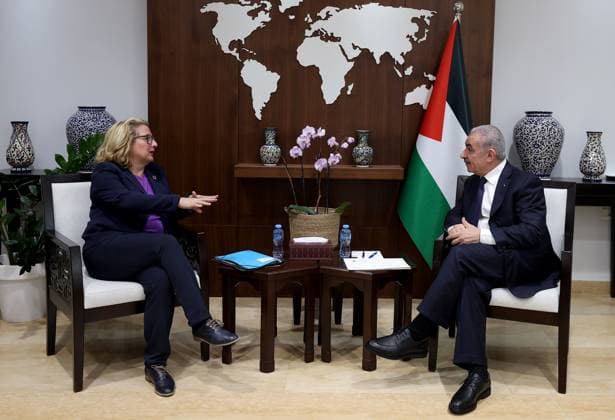 News Themen der Woche KW51 News Bilder des Tages Palestinian Prime Minister Mohammad Shtayyeh receives German Minister of Economic Cooperation and Development, Svenja Schulze Palestinian Prime Minister Mohammad Shtayyeh receives German Minister of Economic Cooperation and Development, Svenja Schulze, and German Representative to Palestine, Oliver Ovcsa, in Ramallah, on 19 December 2023. Photo by Prime Minister Office apaimages Ramallah West Bank Palestinian Territory 191223_Ramallah_PMO_00(2) Copyright: xapaimagesxPrimexMinisterxOfficex xapaimagesx