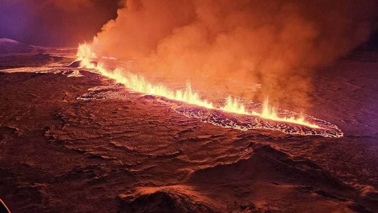 Bilder des Jahres 2023, News 12 Dezember News Themen der Woche KW51 News Bilder des Tages December 19, 2023, Grindavik, Western Iceland, Iceland: Magma flows on a hill near Grindavik on Iceland s Reykjanes Peninsula. A volcanic eruption started Monday night on Iceland s Reykjanes Peninsula, following an earthquake swarm, Iceland s Meteorological Office reported. Grindavik Iceland - ZUMA 20231219_int_z03_032 Copyright: xIcelandicxDepartmentxOfxCivilxPrx