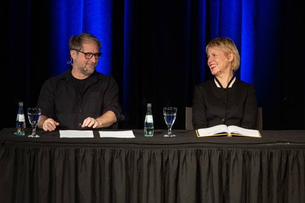Entertainment Themen der Woche KW51 Entertainment Bilder des Tages Schauspieler Bjarne MÄDEL und Komikerin und Schauspielerin Cordula STRATMANN - Die Lesung SIE MICH AUCH...! Die hohe Kunst der Beleidigung im Rhein Sieg Forum in Siegburg. Veranstaltet von der Rheinbühne Bonn - 19.12.2023 Siegburg NRW Deutschland *** Actor Bjarne MÄDEL and comedian and actress Cordula STRATMANN The reading SIE MICH AUCH Die hohe Kunst der Beleidigung at the Rhein Sieg Forum in Siegburg Organized by Rheinbühne Bonn 19 12 2023 Siegburg NRW Germany