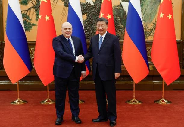 News Themen der Woche KW51 News Bilder des Tages CHINA, BEIJING - DECEMBER 20, 2023: Russia s Prime Minister Mikhail Mishustin (L) and China s President Xi Jinping shake hands during a meeting. Dmitry Astakhov POOL TASS  65921854