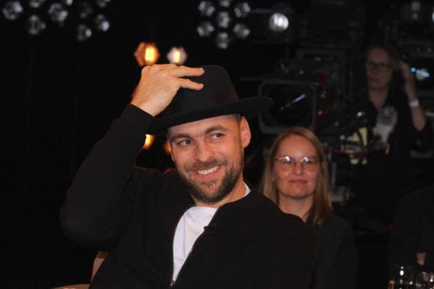 Max Mutzke bei der Aufzeichnung der NDR Talk Show im NDR Fernsehstudio Lokstedt. Hamburg, 15.12.2023 NDR Talk Show vom 15.12.2023 aus Hamburg, Hamburg-Lokstedt Hamburg Deutschland NDR Studio in Hamburg-Lokstedt *** Max Mutzke at the recording of the NDR Talk Show in the NDR television studio Lokstedt Hamburg, 15 12 2023 NDR Talk Show from 15 12 2023 from Hamburg, Hamburg Lokstedt Hamburg Germany NDR Studio in Hamburg Lokstedt