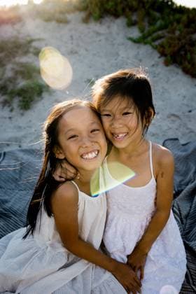 Creative Highlights Symbolbilder Asian Sisters Posing on Beach at Sunset in San Diego San Diego, California, United States CR_JIDE231219-1297081-01 ,model released, Symbolfoto
