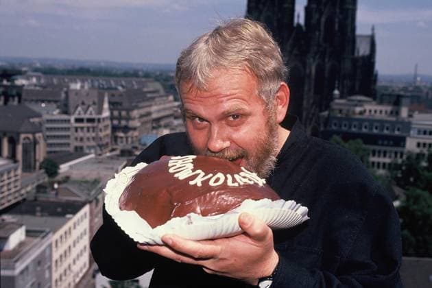 Sänger und Moderator Gunther Emmerlich posiert mit Schokoladentorte bei einem Pressetermin zur TV Show Showkolade am 27.06.1990 *** Singer and presenter Gunther Emmerlich poses with chocolate cake at a press event for the TV show Showkolade on 27 06 1990