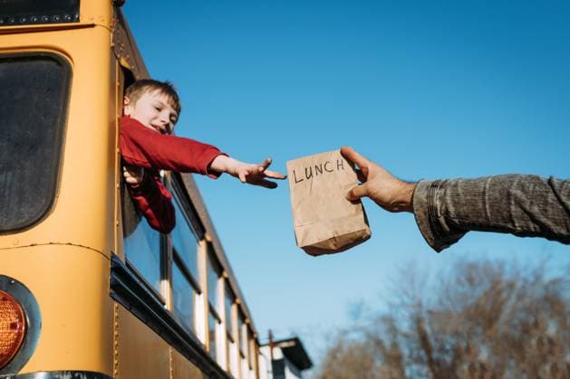 Creative Highlights Symbolbilder Child reaching for lunch bag from school bus McClure, Illinois, United States CR_WEKW231219E-1310087-01 ,model released, Symbolfoto