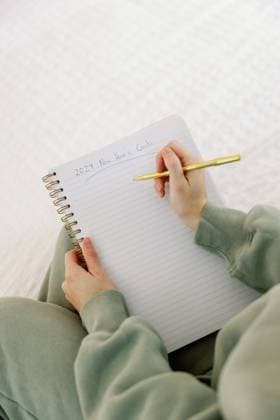 Creative Highlights Symbolbilder Writing 2024 resolutions in cozy attire Calgary, Alberta, Canada R_CUYS231219-1307256-01 ,model released, Symbolfoto