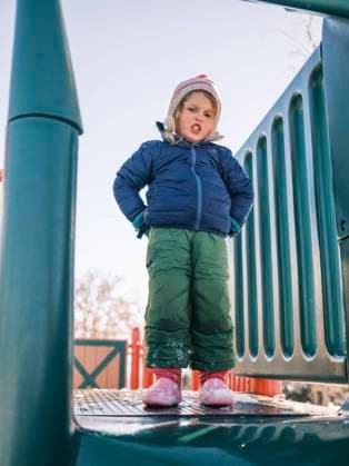 Child standing on a playground structure Denver, Colorado, United States R_PALI231219G-924094-01 ,model released, Symbolfoto