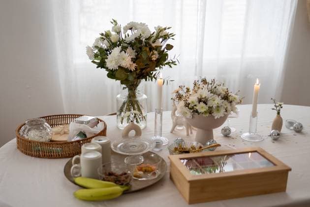 Flowers, tea box and decoration on a table Detmold, North Rhine-Westphalia, Germany R_TPQE231207-1300396-01