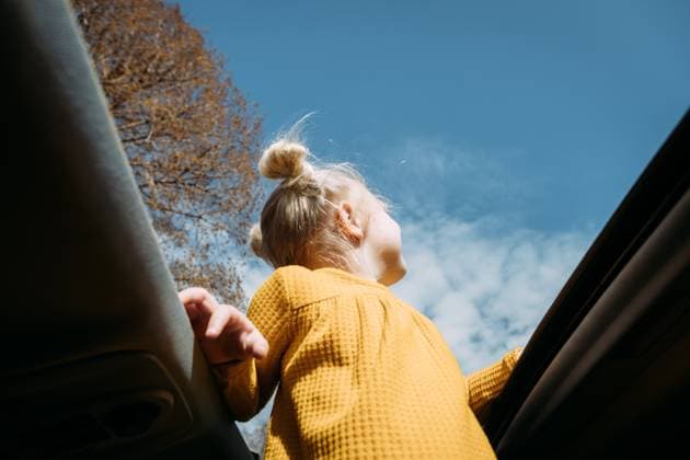 Creative Highlights Symbolbilder Child looking out car sunroof at blue sky Olive Branch, Illinois, United States R_WEKW231219-1309971-01 ,model released, Symbolfoto