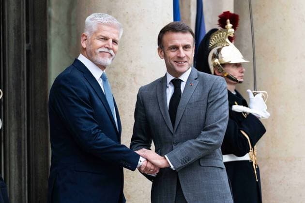 News Themen der Woche KW51 News Bilder des Tages President Macron Welcomes Czech President Pavel - Paris French President Emmanuel Macron welcomes Czech President Petr Pavel prior to their meeting at the Elysee Presidential Palace in Paris, on December 20, 2023. Photo by Alexis Jumeau ABACAPRESS.COM Paris France  Copyright: xJumeauxAlexis ABACAx