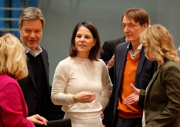 News Themen der Woche KW51 News Bilder des Tages Robert Habeck, Bundesminister für Wirtschaft und Klimaschutz, Außenministerin Annalena Baerbock (Bündnis 90 Die Grünen), Prof. Dr. Karl Lauterbach, Bundesminister für Gesundheit, Deutschland, Berlin, Bundeskanzleramt, Das Bundeskabinett befasst sich in seiner 85. Sitzung am 20. Dezember 2023 unter anderem mit dem Gesetzentwurf zur Modernisierung des Postrechts. *** Robert Habeck, Federal Minister of Economics and Climate Protection, Foreign Minister Annalena Baerbock Bündnis 90 Die Grünen , Prof Dr Karl Lauterbach, Federal Minister of Health, Germany, Berlin, Federal Chancellery, At its 85th meeting on 20 December 2023, the Federal Cabinet will discuss, among other things, the draft law to modernize postal legislation