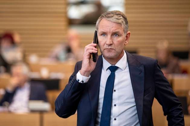 125. PLENARSITZUNG IM THÜRINGER LANDTAG 20 12 2023 - Erfurt: Björn Höcke (AfD) am Telefon im Plenum. Die 125. Plenarsitzung des Thüringer Landtags zum Landeshaushalt 2024 am 20. Dezember 2023. _________________ *** 125 PLENARY SESSION IN THE THURINGIAN STATE PARLIAMENT 20 12 2023 Erfurt Björn Höcke AfD on the phone in plenary The 125th plenary session of the Thuringian State Parliament on the 2024 state budget on December 20, 2023