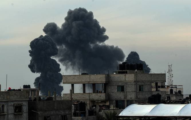 News Bilder des Tages Smoke billows after an Israeli strike over Rafah in the southern Gaza Strip, on Wednesday, December 20, 2023. amid continuing battles between Israel and the Palestinian fighters, UN Security Council member countries are intensely negotiating over draft resolutions on the Israel-Gaza war, also causing the vote to be postponed until at least Wednesday morning.  GAZ2023122028 IsmaelxMohamad