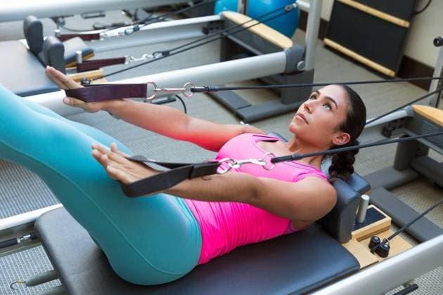 RECORD DATE NOT STATED Pilates reformer workout exercises woman brunette at gym indoor; Pilates Reformator workout Übungen Frau brünett im Fitnessstudio indoor ING_18941_07220, model released