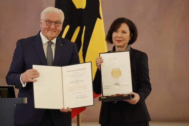 News Themen der Woche KW51 News Bilder des Tages Bundespräsident Frank-Walter Steinmeier, Richterin Sibylle Kessal-Wulf, Deutschland, Berlin, Schloss Bellevue, Richterwechsel am Bundesverfassungsgerich, Entlassung und Ernennung, Übergabe der Entlassungsurkunde an den Richter und die Richterin des Bundesverfassungsgerichts Peter Müller und Sibylle Kessal-Wulf, Verleihung des Großen Verdienstkreuzes mit Stern und Schulterband des Verdienstordens der Bundesrepublik Deutschland an Sibylle Kessal-Wulf, Ernennung von Peter Frank und Holger Wöckel zu Richtern des Bundesverfassungsgerichts und Vereidigung *** Federal President Frank Walter Steinmeier, Judge Sibylle Kessal Wulf, Germany, Berlin, Bellevue Palace, Change of judges at the Federal Constitutional Court, Dismissal and appointment, Pre