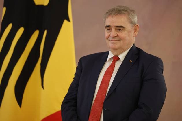 Richter Peter Müller , Deutschland, Berlin, Schloss Bellevue, Richterwechsel am Bundesverfassungsgerich, Entlassung und Ernennung, Übergabe der Entlassungsurkunde an den Richter und die Richterin des Bundesverfassungsgerichts Peter Müller und Sibylle Kessal-Wulf, Verleihung des Großen Verdienstkreuzes mit Stern und Schulterband des Verdienstordens der Bundesrepublik Deutschland an Sibylle Kessal-Wulf, Ernennung von Peter Frank und Holger Wöckel zu Richtern des Bundesverfassungsgerichts und VereidigungDeutschland, Berlin, Schloss Bellevue, Richterwechsel am Bundesverfassungsgerich, Entlassung und Ernennung, Übergabe der Entlassungsurkunde an den Richter und die Richterin des Bundesverfassungsgerichts Peter Müller und Sibylle Kessal-Wulf, V