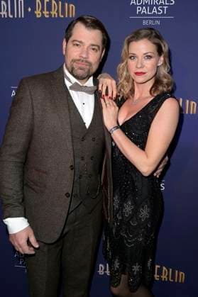 Bilder des Jahres 2023, Entertainment 12 Dezember Entertainment Themen der Woche KW51 Entertainment Bilder des Tages Daniel Fehlow und Jessica Ginkel bei der Revue Berlin Berlin - Die große Show der Goldenen 20er Jahre im Admiralspalast. Berlin, 21.12.2023 *** Daniel Fehlow and Jessica Ginkel at the Revue Berlin Berlin Die große Show der Goldenen 20er Jahre at the Admiralspalast Berlin, 21 12 2023 Foto:xF.xKernx xFuturexImagex berlin_berlin_3212