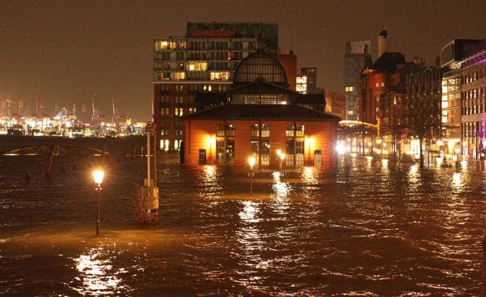 Bilder des Jahres 2023, News 12 Dezember News Themen der Woche KW51 News Bilder des Tages Überspülter Fischmarkt an der Elbe während des Sturmtiefs Zoltan in der Nacht zu Freitag. Altstadt Hamburg *** Flooded fish market on the Elbe during the storm Zoltan in the night to Friday Old Town Hamburg