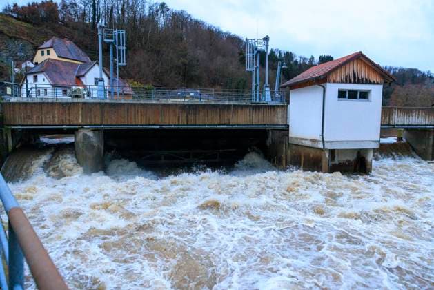 News Themen der Woche KW51 News Bilder des Tages Aktuelles Zeitgeschehen 2023-12-22, GER, Bayern, Passau: Drohendes Hochwasser in Niederbayern. Die Stauwetterlage im bayerischen Wald führt zu einem raschen Anstieg der Pegel an den Flüssen Ilz und Donau. Aktuelle Lage im Passauer Stadtteil Hals, vorbereitungen auf das drohende Hochwasser zu Weihnachten 2023. *** Current events 2023 12 22, GER, Bavaria, Passau Impending floods in Lower Bavaria The damming weather conditions in the Bavarian forest lead to a rapid rise in water levels on the rivers Ilz and Danube Current situation in the Passau district of Hals, preparations for the impending floods at Christmas 2023