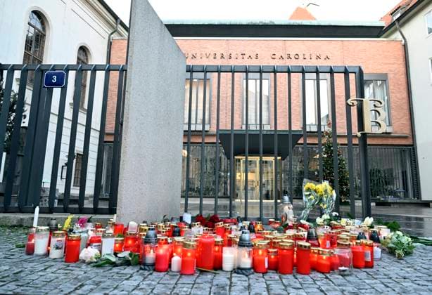 News Themen der Woche KW51 A place of worship with candles created in front of the Karolinum for the victims of the shooting from the previous day at the Faculty of Arts, Charles University, in Prague, Czech Republic, on December 22, 2023. Twenty-four-year-old student shot dead 14 people and wounded 25 others at the school. (CTKxPhoto KaterinaxSulova) CTKPhotoP2023122203096  CTKPhotoP2023122203096