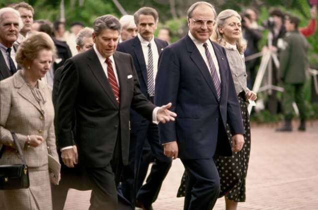 Margaret Thatcher, Ronald Reagan, Helmut Kohl, Bonner Wirtschaftsgipfel 1985 Deutschland, Bonn, 03.05.1985, Weltwirtschaftsgipfel, Margaret Thatcher, (1925-2013), britische Premierministerin, Ronald Reagan (1911-2004), US-Präsident, Helmut Kohl (1930-2017), deutscher Bundeskanzler, 11. Wirtschaftsgipfel der führenden Industriestaaten, 2.-4. Mai 1985, Gipfeltreffen, Bonner Wirtschaftsgipfel 1985, Bundesrepublik, 1980er, 80er, Jahre, Achtziger Jahre, Geschichte, Zeitgeschichte, historisch, *** Margaret Thatcher, Ronald Reagan, Helmut Kohl, Bonn Economic Summit 1985 Germany, Bonn, 03 05 1985, World Economic Summit, Margaret Thatcher, 1925 2013 , British Prime Minister, Ronald Reagan 1911 2004 , US President, Helmut Kohl 1930 2017 , German Ch
