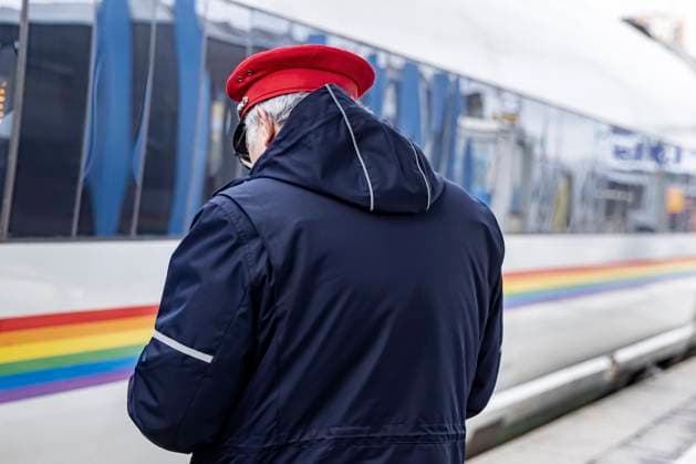 ICE der Deutsche Bahn AG, Sonderlackierung Regenbogen-ICE. 20.12.2023: Stuttgart, Baden-Württemberg, Deutschland, Europa *** ICE of Deutsche Bahn AG, special livery rainbow ICE 20 12 2023 Stuttgart, Baden Württemberg, Germany, Europe