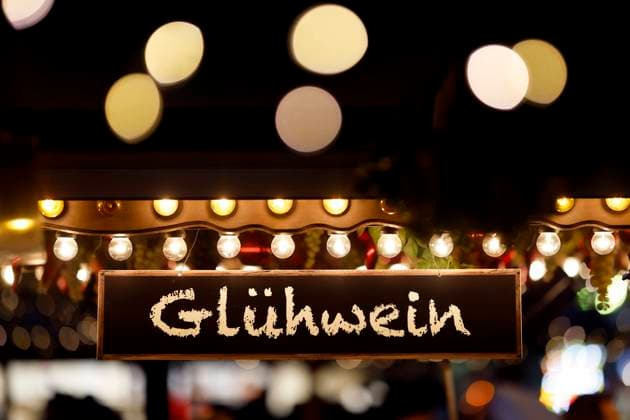 Das Nikolausdorf 2023, der Weihnachtsmarkt auf dem Kölner Rudolfplatz, lockt in diesem Jahr wieder viele Besucher mit Kunsthandwerk, Live-Musik, Genuss und Lichtinstallationen. Im Bild geschmückte Buden und ein Schilder für Glühwein. Aufgrund des Sturms Zoltan sind indes die städtischen Weihnachtsmärkte geschlossen worden. (Symbolbild, Themenbild) Köln, 21.12.2023 NRW Deutschland *** Nikolausdorf 2023, the Christmas market on Colognes Rudolfplatz, will once again attract many visitors this year with arts and crafts, live music, delicacies and light installations Decorated stalls and a sign for mulled wine in the picture Meanwhile, the citys Christmas markets have been closed due to storm Zoltan Symbolic image, themed image Cologne, 2 Copyright: xChristophxHardtx