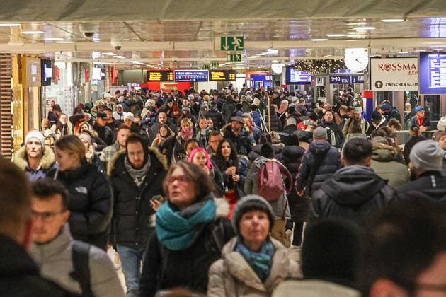 News Themen der Woche KW51 News Bilder des Tages Niedersachsen, Hannover, DB Fernverkehr in Hannover stark eingeschränkt: Strecken Richtung Süden gesperrt, Sturmtief Zoltan hat am Freitagnachmittag massive Einschränkungen im Bahnverkehr ausgelöst. Züge vor allem in Richtung Süden fuhren verspätet oder gar nicht, Bahnhof, *** Lower Saxony, Hanover, DB long-distance traffic in Hanover severely restricted Routes to the south closed, storm Zoltan caused massive restrictions in rail traffic on Friday afternoon Trains, especially to the south, were delayed or did not run at all, station,