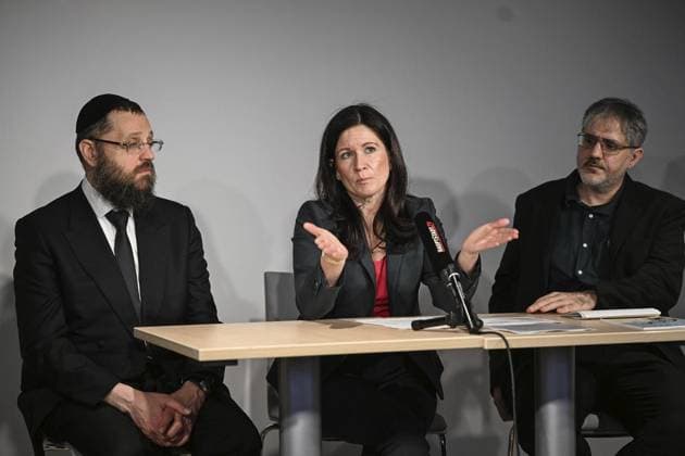 RECORD DATE NOT STATED Katharina Günther-Wünsch (CDU, M), Berliner Senatorin für Bildung, Jugend und Familie ** NUR FÜR REDAKTIONELLE ZWECKE ** EDITORIAL USE ONLY **<p>Katharina Günther-Wünsch (CDU, M), Berliner Senatorin für Bildung, Jugend und Familie, spricht neben Rabbiner Yehuda Teichtal (l), Vorsitzender der Jüdischen Gemeinde Chabad Berlin, und Mehmet Can (r), Schulberater und Lehrkraft am Campus Rütli in Berlin-Neukölln, am 20. Dezember 2023 bei einer Pressekonferenz zur Bilanz ihrer eben abgeschlossenen Israel-Reise sowie zum Ausblick auf das neue Jahr auf dem Jüdischen Campus der jüdischen Gemeinde Chabad Berlin. Berlin Copyright: RetoxKlar *** Katharina Günther Wünsch CDU, M , Berlin Senator for Education, Youth and Family FOR EDITORIAL P Copyright: RetoxKlar doc7tdcpkglt7sqaiv3moq ,EDITORIAL USE ONLY