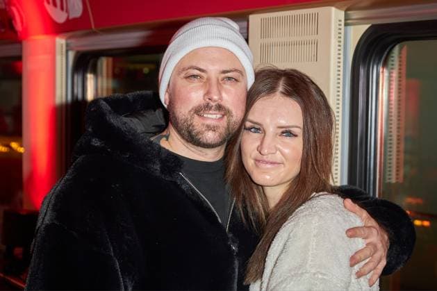 Felix von Jascheroff mit Freundin Alexandra Sophie - Coca-Cola Weihnachtstour am Bahnhof Berlin Südkreuz am 22.12.2023. Coca Cola Weihnachtstour 2023 *** Felix von Jascheroff with girlfriend Alexandra Sophie Coca Cola Christmas Tour at Berlin Südkreuz station on 22 12 2023 Coca Cola Christmas Tour 2023