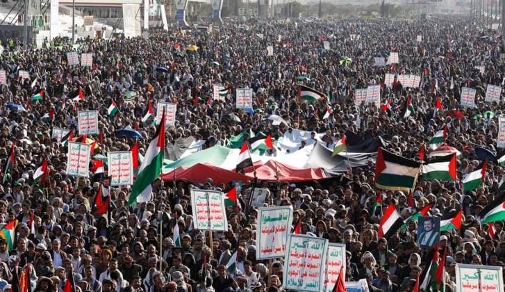 Bilder des Jahres 2023, News 12 Dezember News Themen der Woche KW51 News Bilder des Tages December 22, 2023, SANAA, Sanaa, Yemen: Protesters wave Palestinian flag during a demonstration in solidarity with the Palestinian people amid the ongoing conflict between Israel and Hamas..Yemen s Houthi leader, Abdul-Malik Badr al-Din al-Houthi, has issued a warning that U.S. warships could be targeted if Yemen faces attacks, in response to the announcement of a new international coalition by Washington to safeguard commercial ships traveling through the Red Sea..Over the past several weeks, the Houthis in Yemen have been conducting drone and ballistic missile attacks on ships traveling through the Red Sea. The group said that their attacks are a response to Israel s military actions in the Gaza Strip. SANAA Yemen - ZUMAa219 20231222_zip_a219_016 Copyright: xOsamahxYahyax
