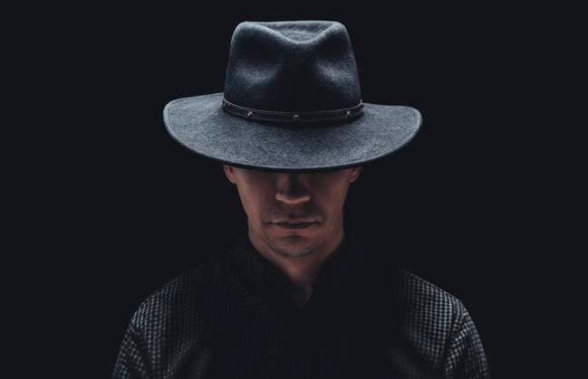 Creative Highlights Symbolbilder Dramatisches Porträt eines Mannes mit Hut. Mafia Stil. Gangster Chicago. Gemischte Medien *** Dramatic Portrait one Man with Hat Mafia Style Gangster Chicago mixed Media Copyright: imageBROKER/AndreixZaretski ibxanz09972096.jpg ,model released, Symbolfoto ,property released