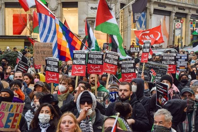 News Themen der Woche KW51 News Bilder des Tages December 23, 2023, London, England, UK: Protesters in Regent Street. Pro-Palestine protesters marched through LondonÃ¢â‚¬â ¢s shopping district ahead of Christmas, calling for a ceasefire. London UK - ZUMAv130 20231223_zip_v130_036 Copyright: xVukxValcicx