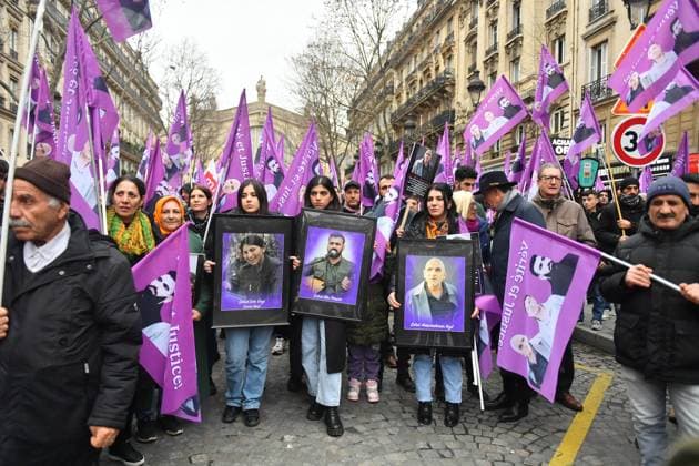 Bilder des Jahres 2023, News 12 Dezember News Themen der Woche KW51 News Bilder des Tages Rally In Tribute To The Three Kurdish Victims Killed A Year Ago - Paris Young Kurdish women holding frames with portraits of Emine Kara, Mir Perwer and Abdurrahman Kizil One year after the terrorist attack in the rue d Enghien, the Kurdish Democratic Council in France is organising a commemorative march to pay tribute to Emine Kara, Mir Perwer and Abdurrahman Kizil, who tragically lost their lives in the attack. Paris, France, on December 23, 2023. Photo by Karim Ait Adjedjou ABACAPRESS.COM Paris France  Copyright: xAitxAdjedjouxKarim ABACAx