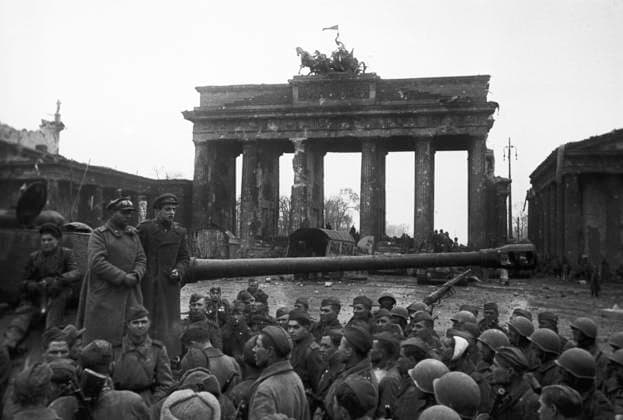 Soviet soldiers at Brandenburg Gate in Berlin 2536986 02.05.1945 The Great Patriotic War, 1941-1945. Soviet soldiers at the Brandenburg Gate in Berlin, May 2, 1945. Haldei Sputnik Berlin Germany  Copyright: xHaldeix