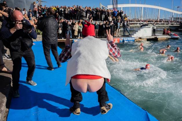 Entertainment Themen der Woche KW52 Entertainment Bilder des Tages December 25, 2023, Barcelona, Barcelona, Spain: People dressed as Santa Claus, clowns, and other funny and typical Christmas personalities participate in the 114th edition of the Nadal Cup in the waters of Port Vell, in Barcelona. The festive competition is held every December 25 and consists of swimming 200 meters in the open sea, going around a buoy. Barcelona Spain - ZUMAa239 20231225_zip_a239_023 Copyright: xMarcxAsensioxClupesx