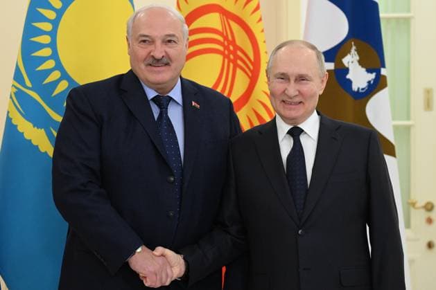 News Themen der Woche KW52 News Bilder des Tages RUSSIA, ST PETERSBURG - DECEMBER 25, 2023: Russia s President Vladimir Putin (R) welcomes Belarus President Alexander Lukashenko before a meeting of the Supreme Eurasian Economic Council. Pavel Bednyakov POOL TASS  66032958