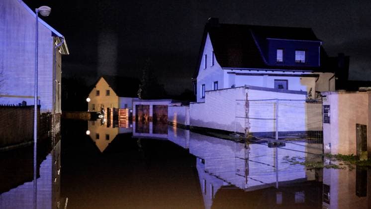 News Themen der Woche KW52 News Bilder des Tages Weihnachtsdrama in den Hochwassergebieten in Nordthüringen. Die Ortschaft Windehausen (Gemeinde Heringen Helme) wird seit Heiligabend auf freiwilliger Basis evakuiert. Das Wasser steht im gesamten Ort. Der Strom wurde abgeschalten und auch das Wasser und Abwasser funktioniert nicht. D.h. seit Heiligabend ist ein Wohnen in der Ortschaft nicht möglich. Die Ortschaft gleicht einer Geisterstadt. Überall sind die Lichter aus. Das THW tastet sich durch den Ort und evakuiert Menschen - sofern sie überhaupt mit wollen. Immer wieder gibt es Lautsprecherdurchsagen, dass man den Ort verlassen soll. Nur wenige sind geblieben. Sie sind ausgestattet mit Taschenlampen oder Notstromaggregaten. Weihnachten haben sich diese Menschen hier anders vorgestel