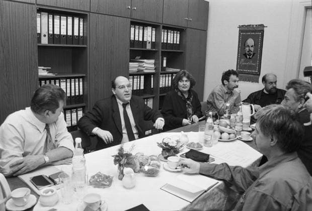 Gysi 15.07.1993, Chemnitz, Parteivorsitzender der PDS Dr. Gregor Gysi bei Chemnitzer Genossen. *** Gysi 15 07 1993, Chemnitz, Chairman of the PDS Dr. Gregor Gysi with Chemnitz comrades